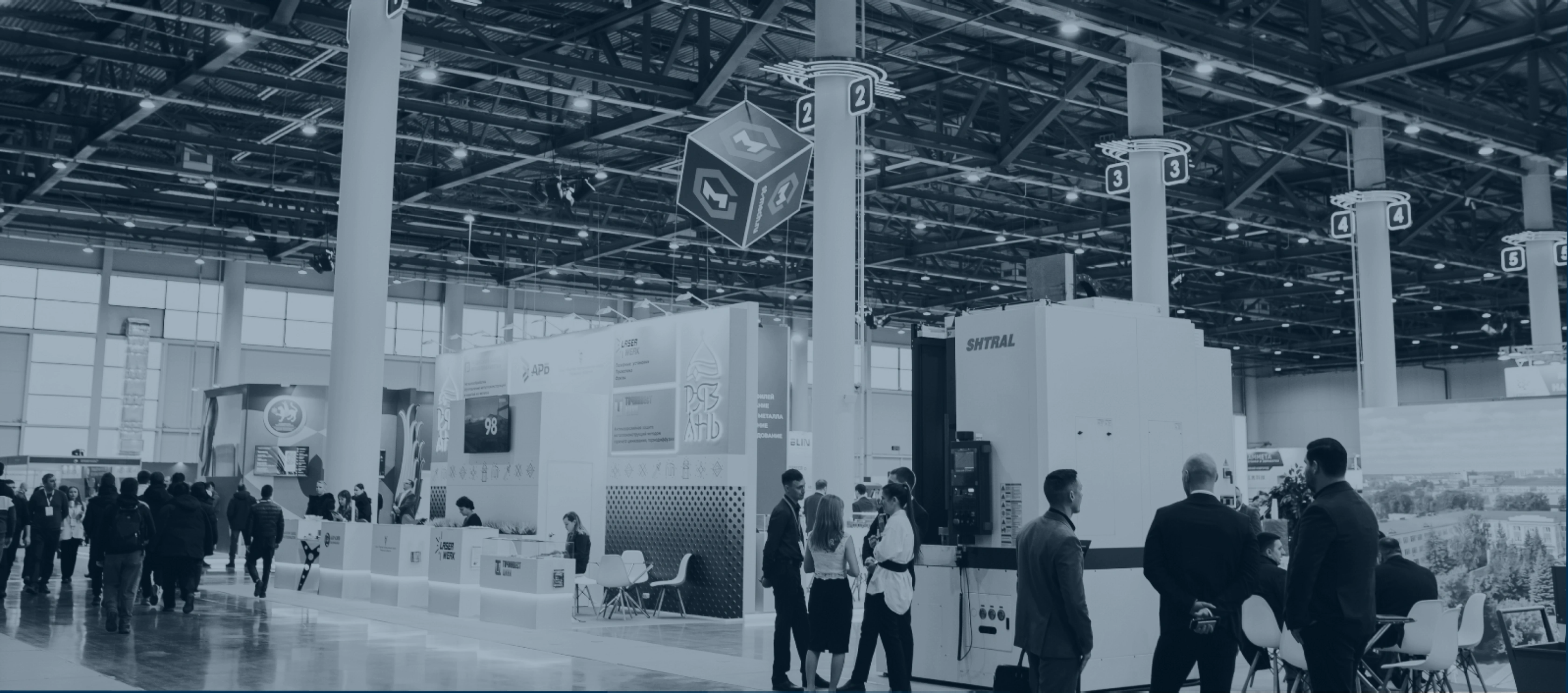 Выставочный зал TATEXPO с промышленными стендами и посетителями